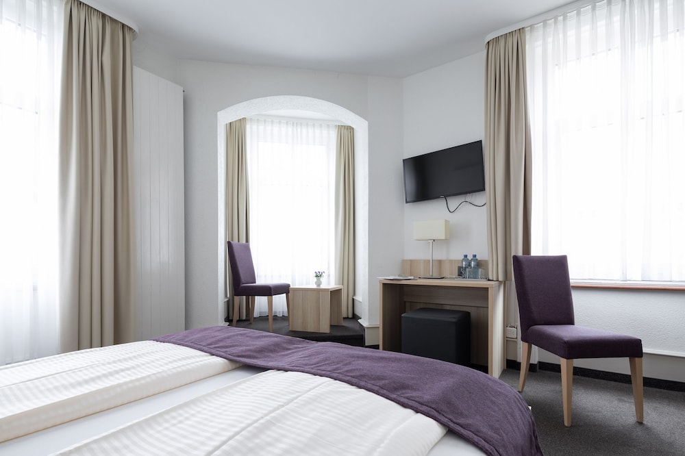DELUXE, DOUBLE OR TWIN BED