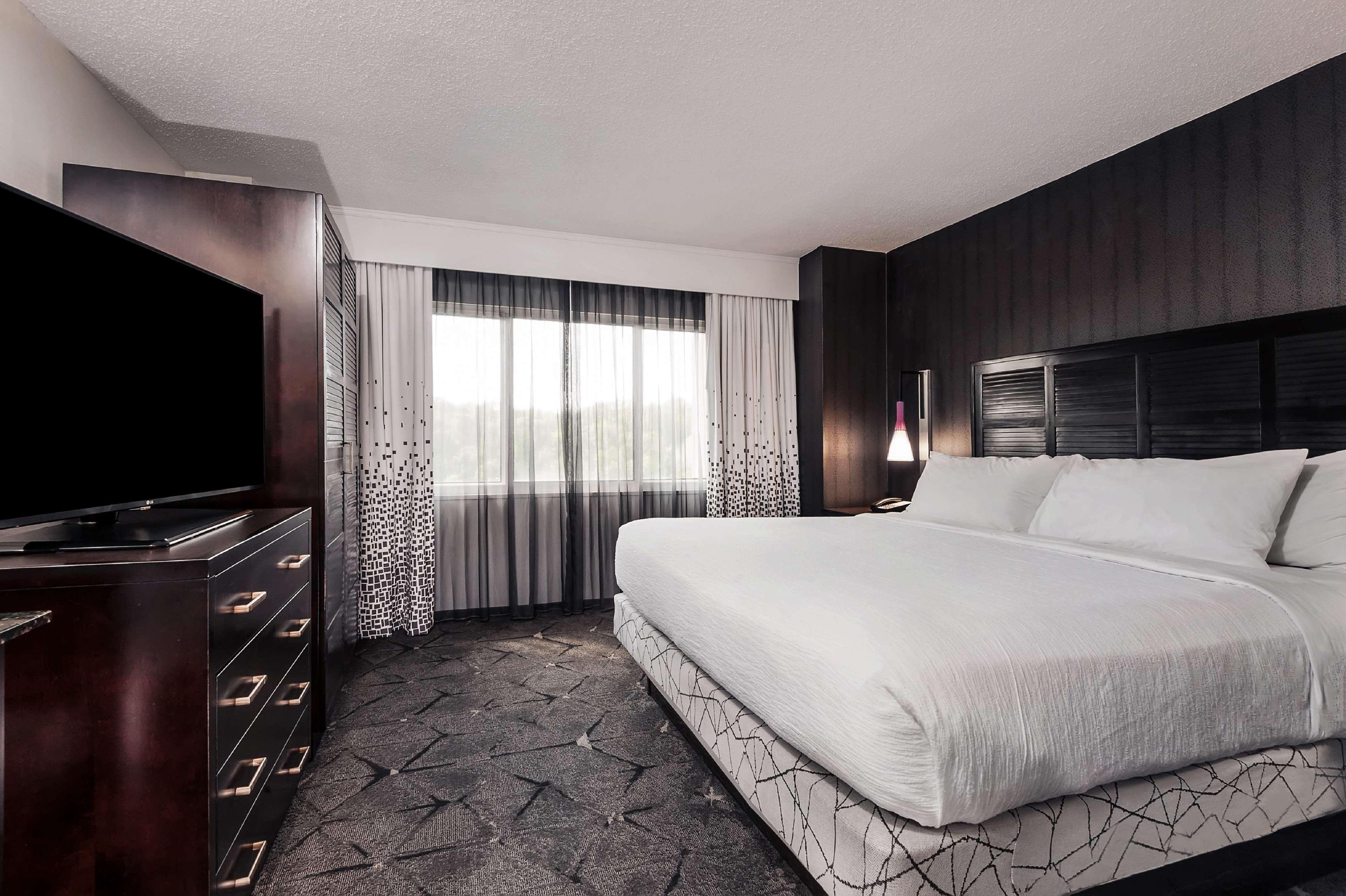 PREMIUM, SUITE, KING BED, ACCESSIBLE