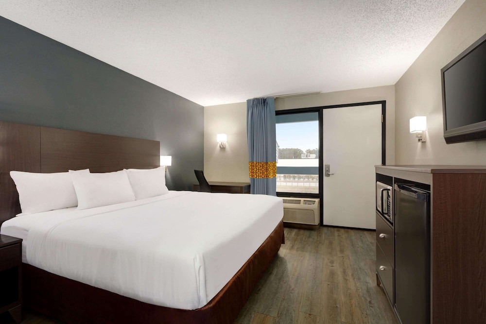 Baymont by Wyndham Wilmington NC 8/40