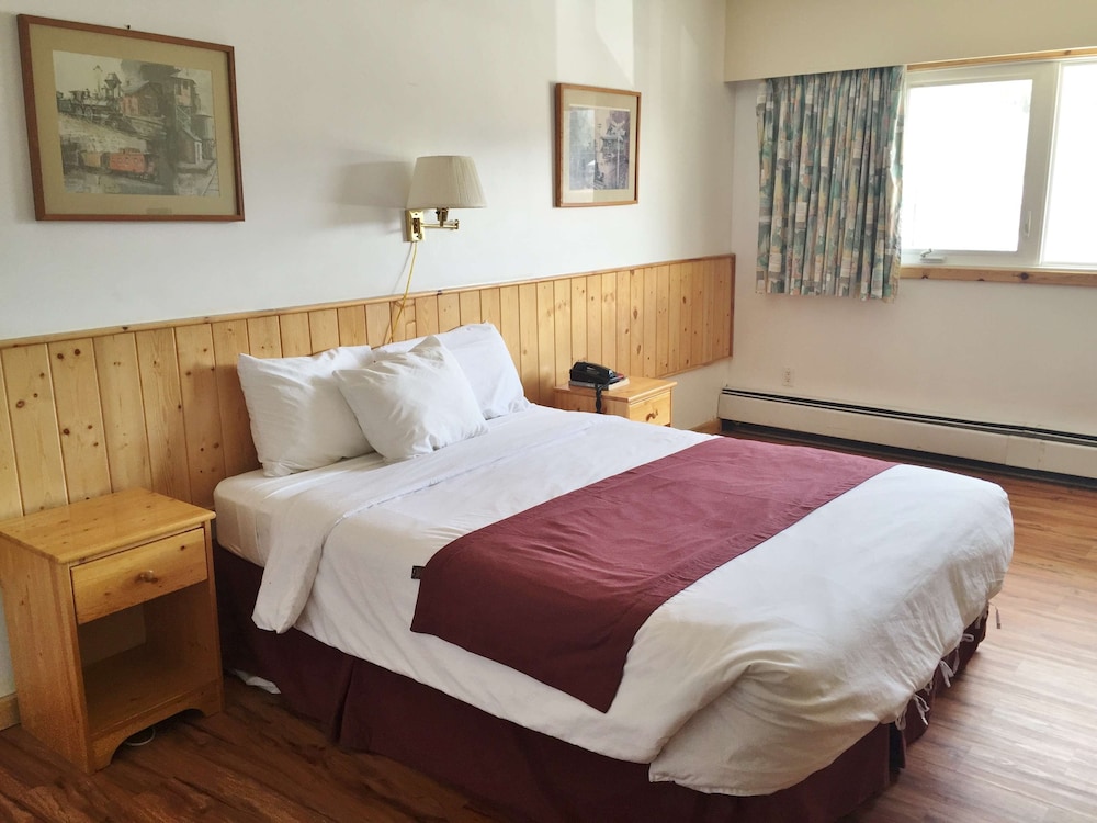Canadas Best Value Inn River View Hotel 8/22
