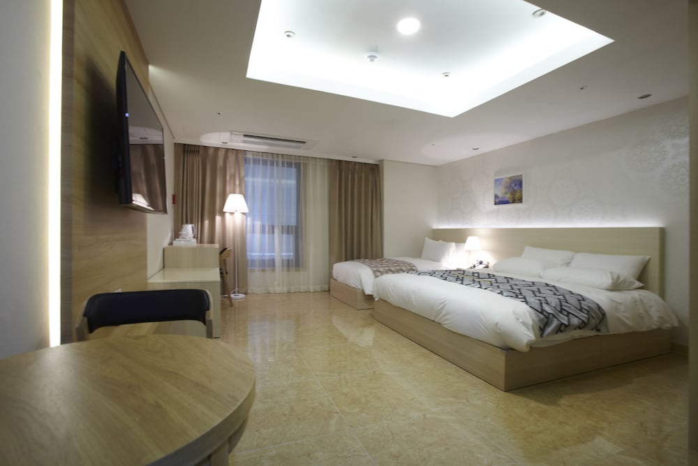 ROYAL, SUITE