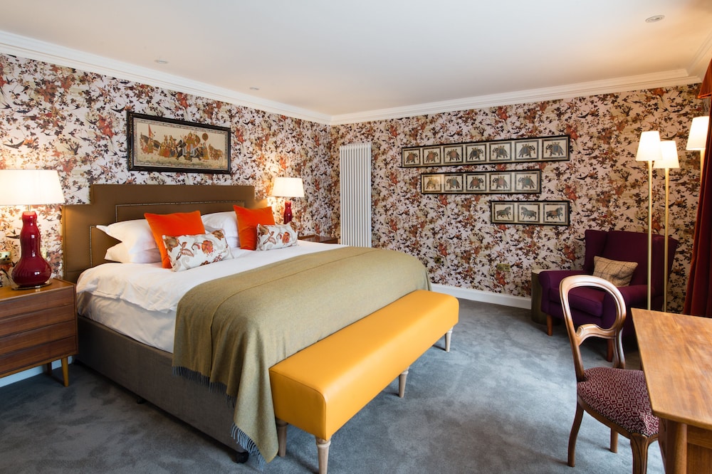 SIGNATURE, SUITE