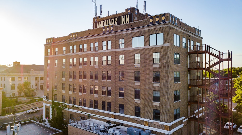 Landmark Inn 1/58