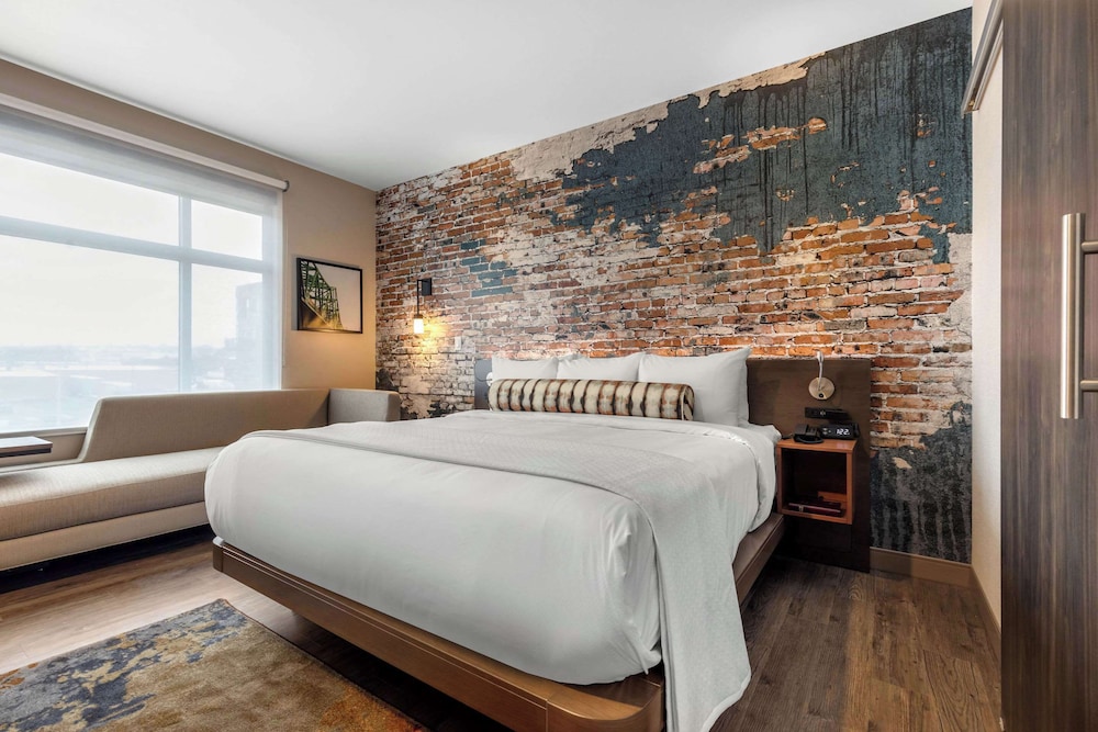 SUITE, KING BED