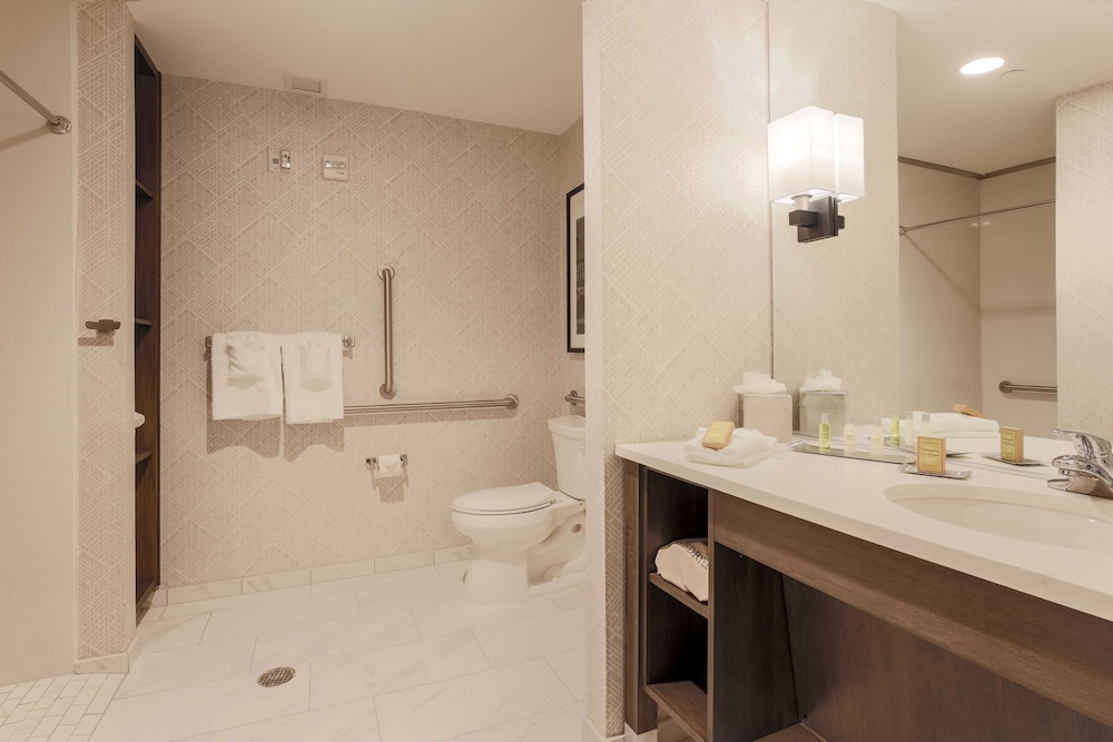 DOUBLETREE BY HILTON EVANSVILLE 12/74