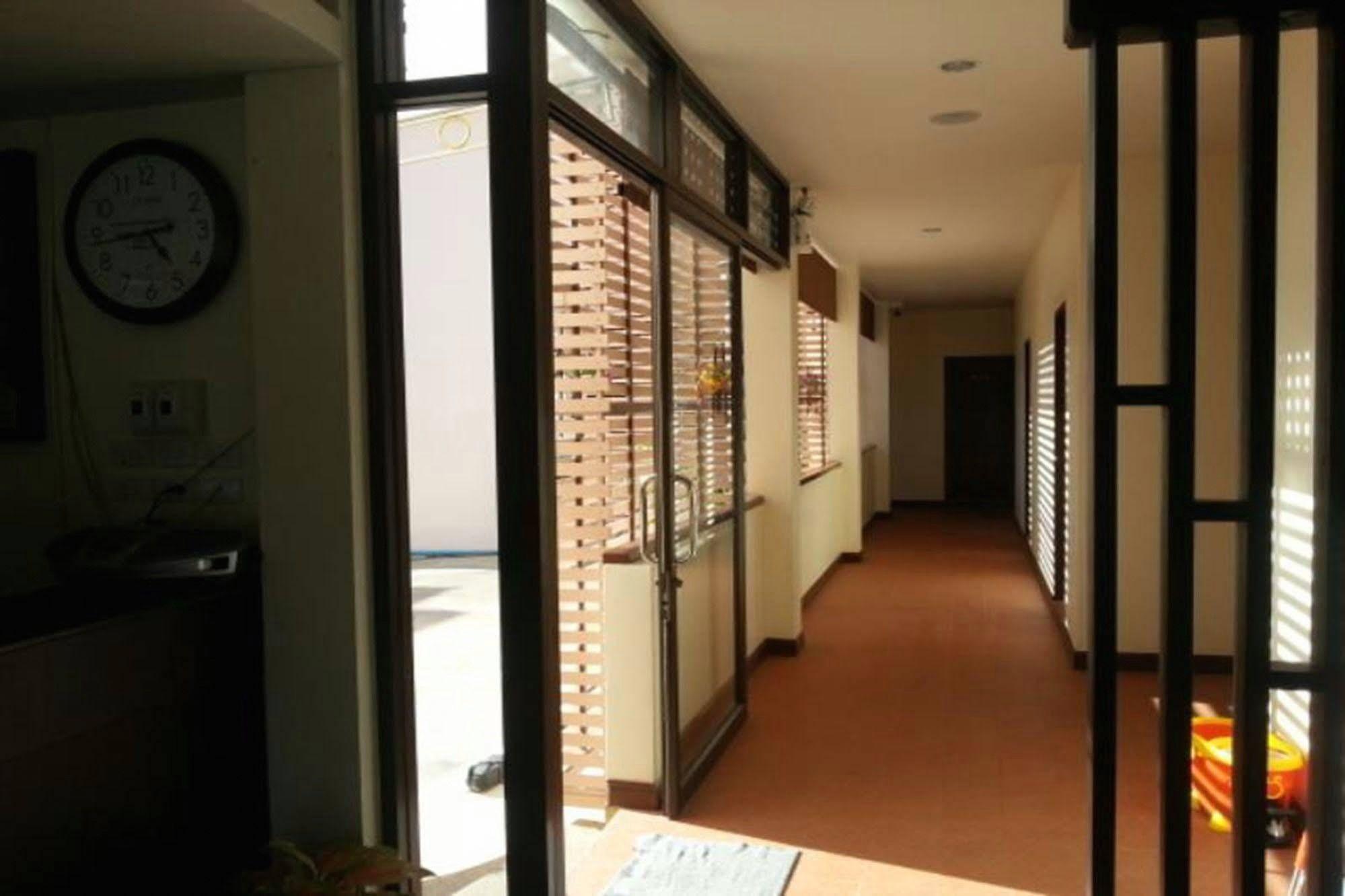 Ponburi Hotel 76/90
