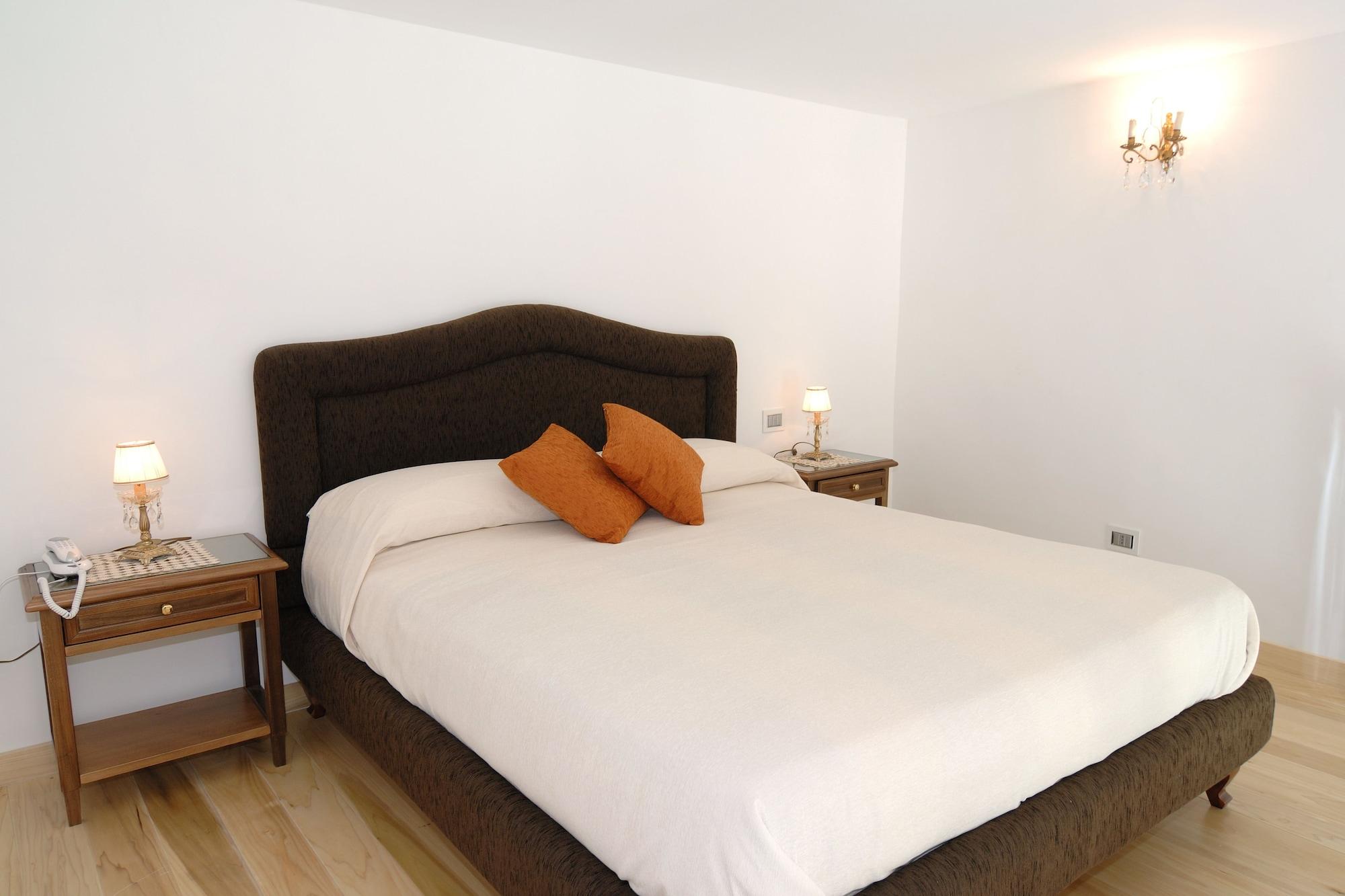 Mezzanine, Deluxe, Suite