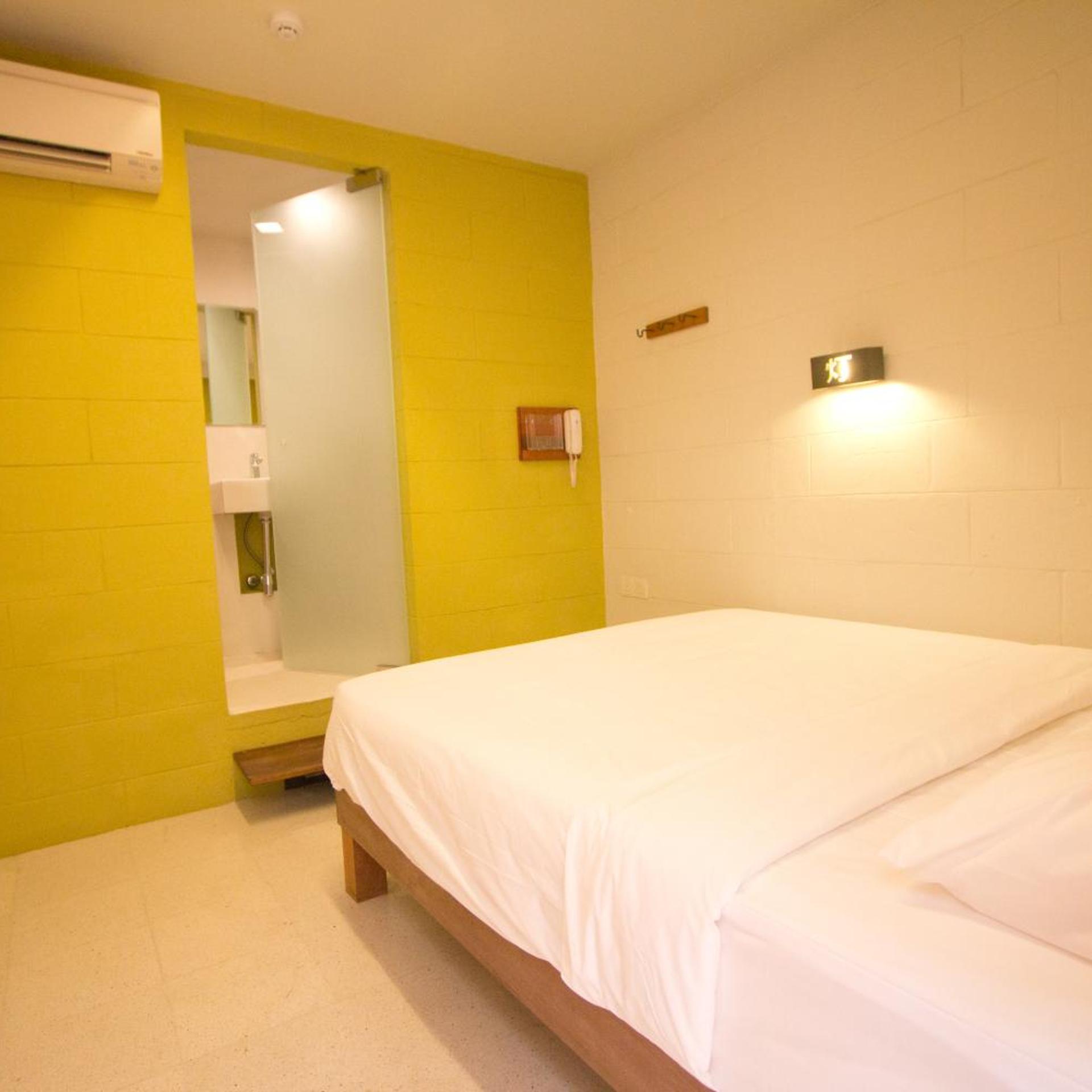 Room, Queen Bed, No Window