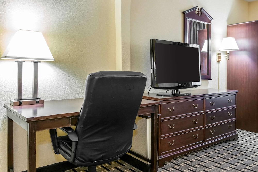 Clarion Inn & Suites Indianapolis Northwest 48/55