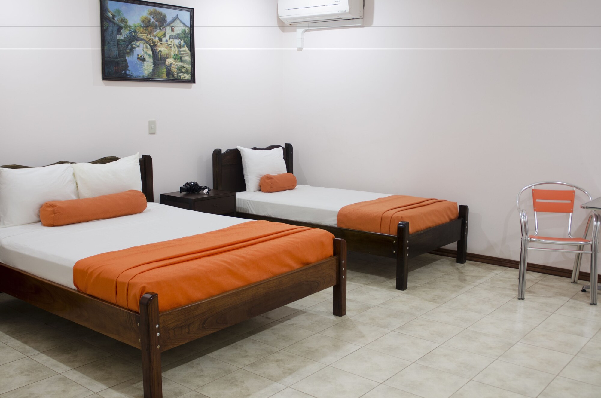 ECONOMY, TWIN BEDS, NO WINDOW