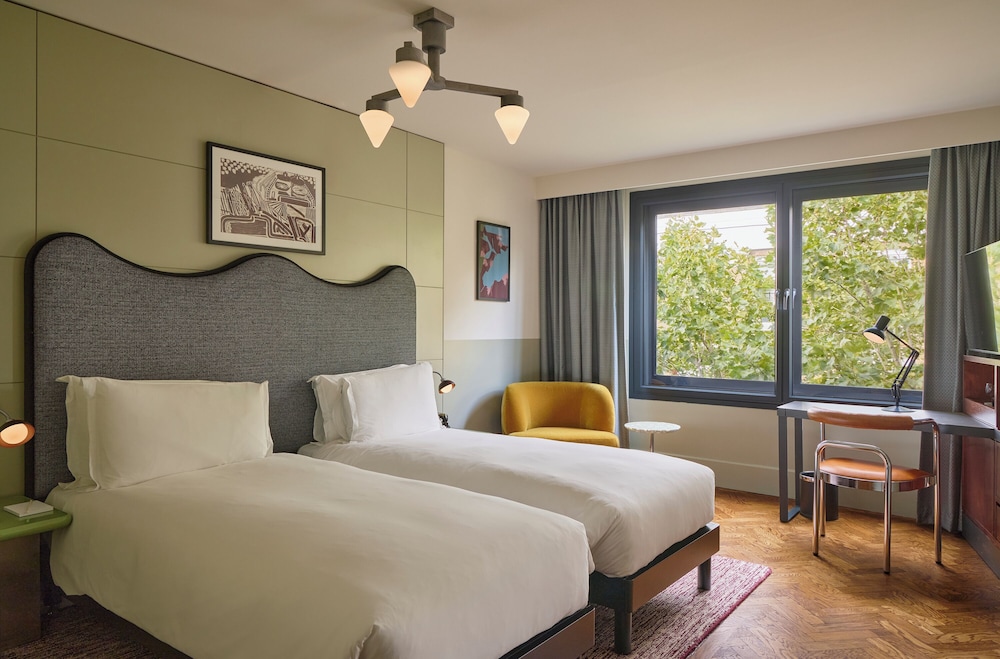 COZY, TWIN BEDS