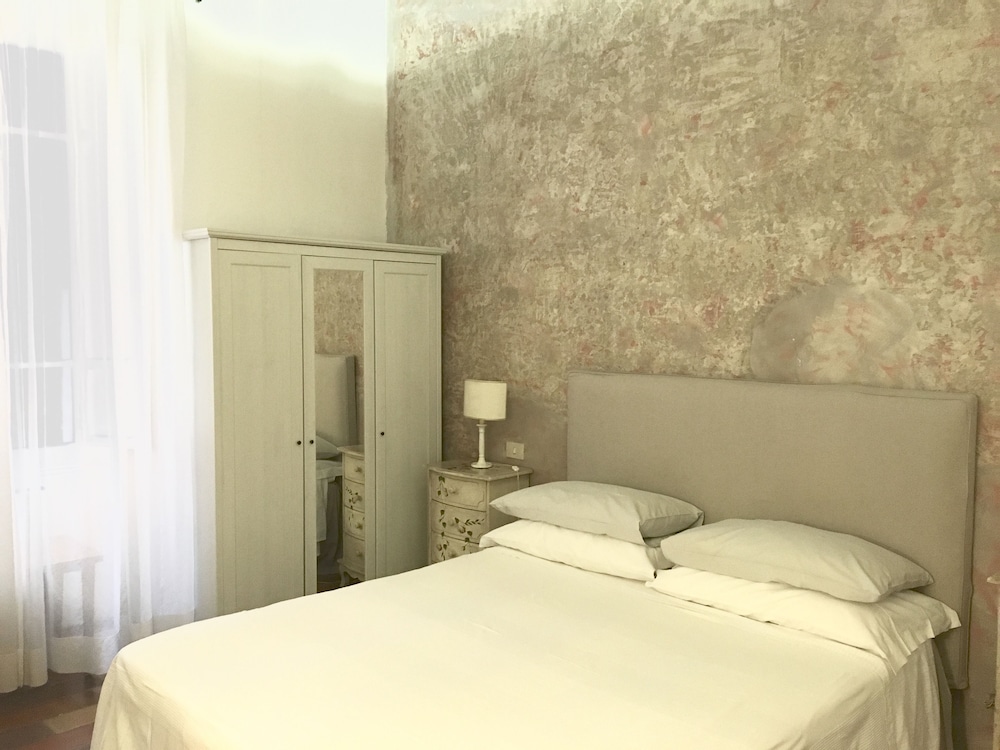 ROOM, QUEEN BED
