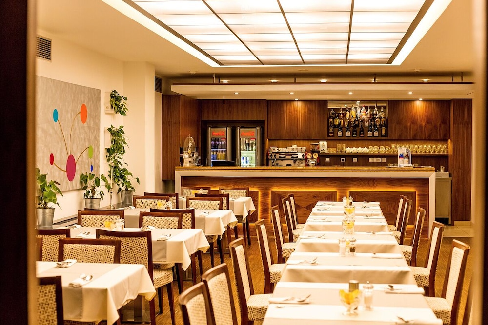 Amarilis Jerome Hotel 51/57
