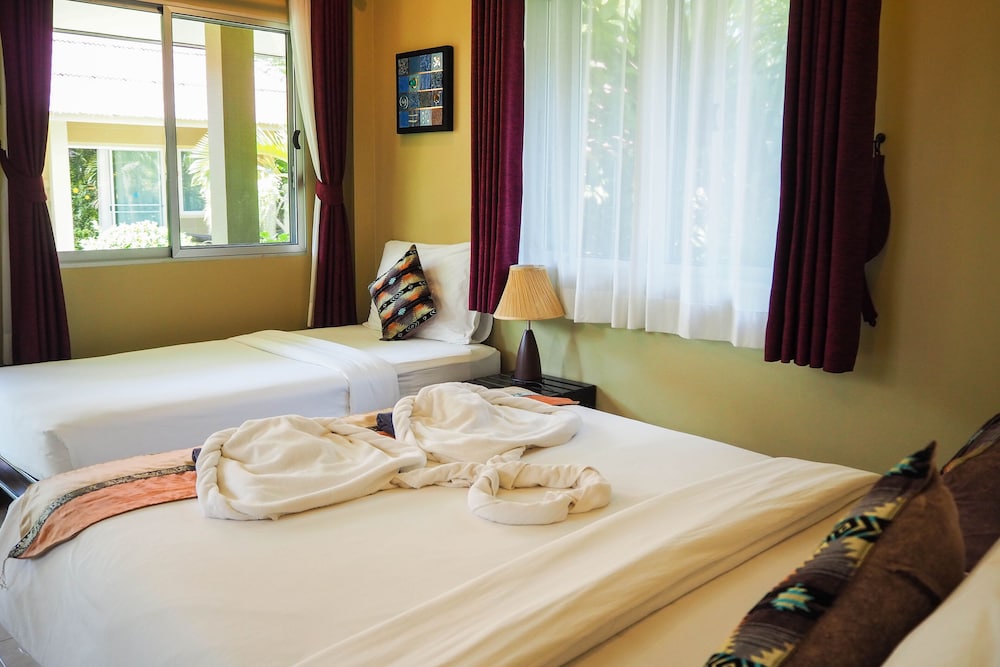 Lanta Castaway Beach Resort 11/50