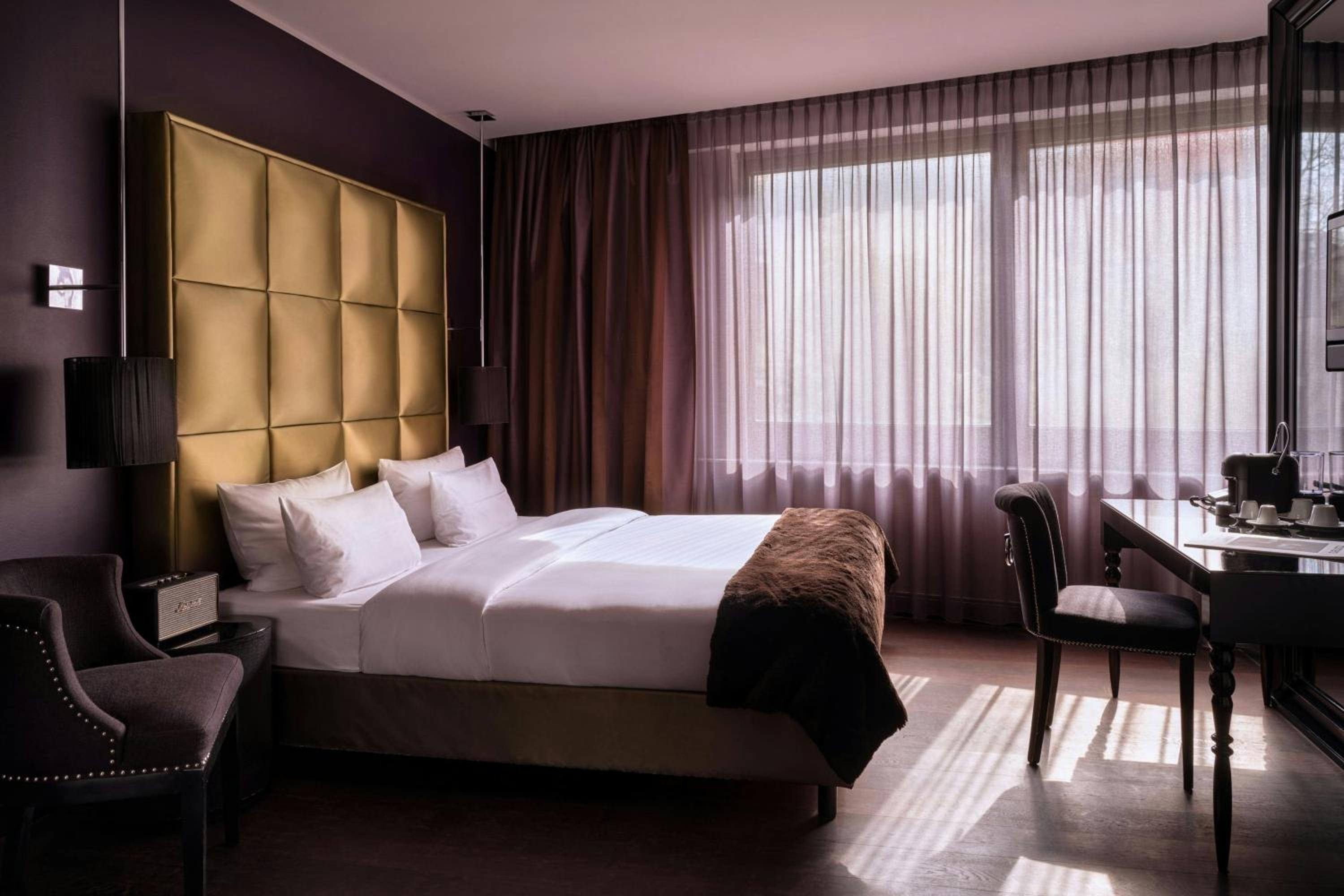 Select, King Bed, Queen Bed, Courtyard View