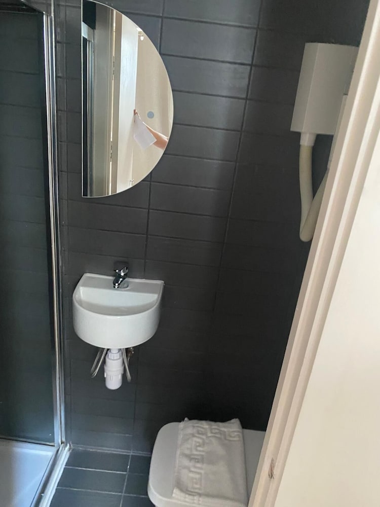Exhibition Court Hotel 4 60/61