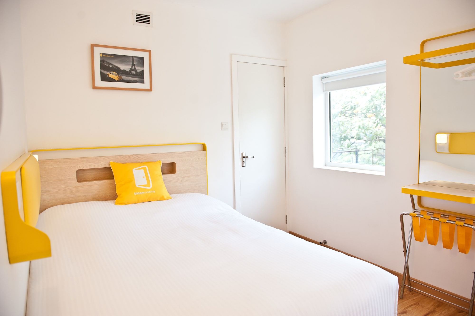 ROOM, QUEEN BED