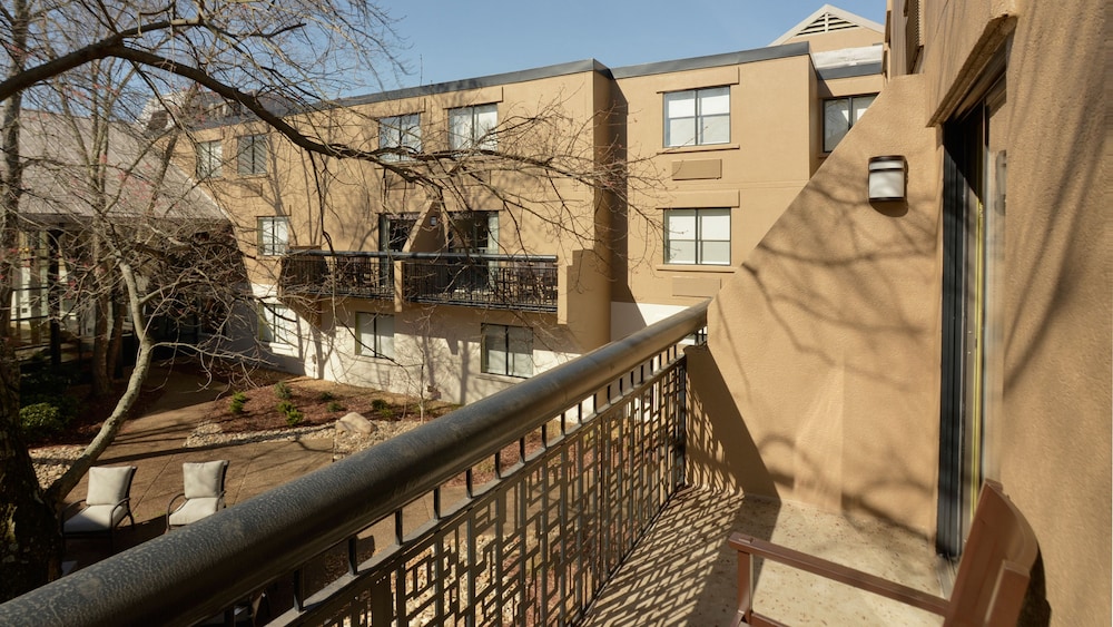 Holiday Inn Express Nashville Airport 16/49