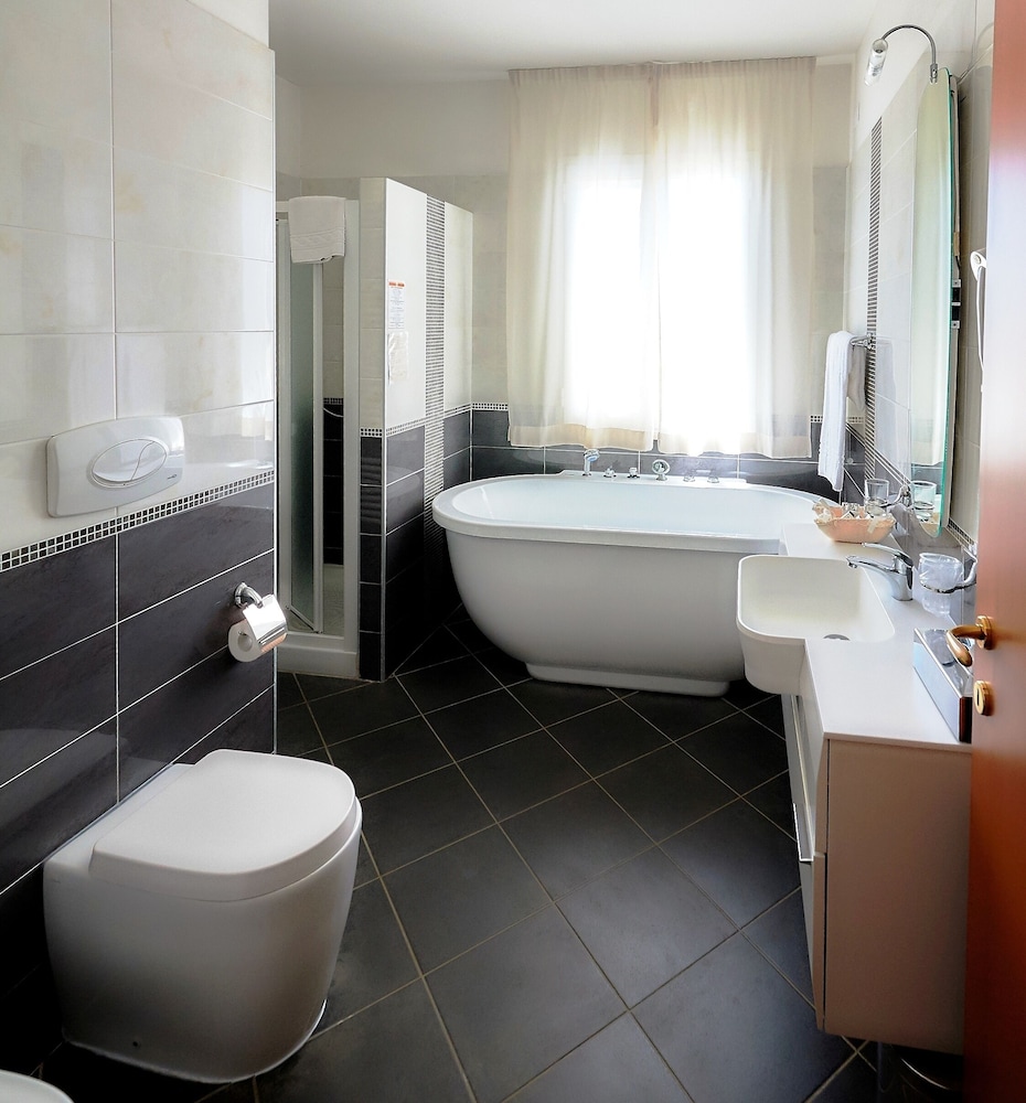 Varo Village Hotel 36/39