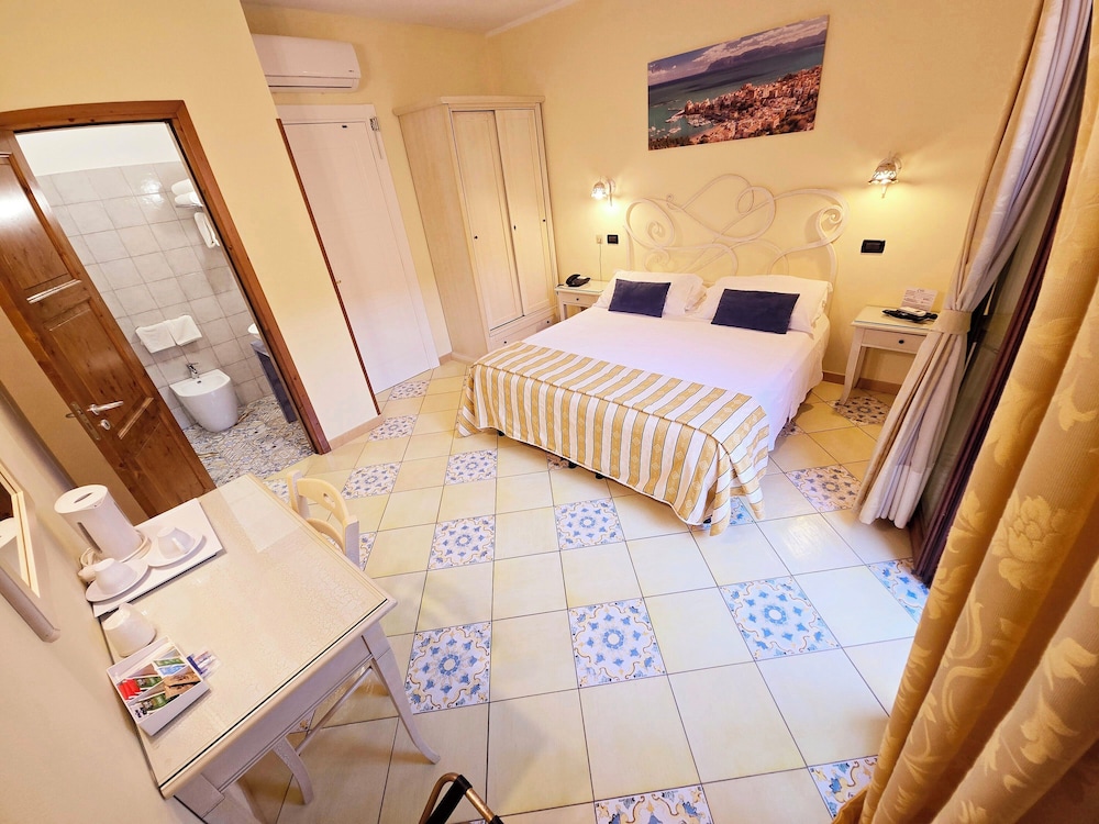 CLASSIC, TWIN BEDS, BALCONY