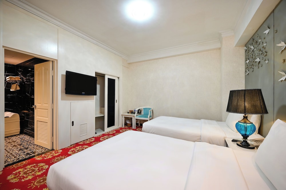 California Saigon Hotel & Rooftop Pool 20/50