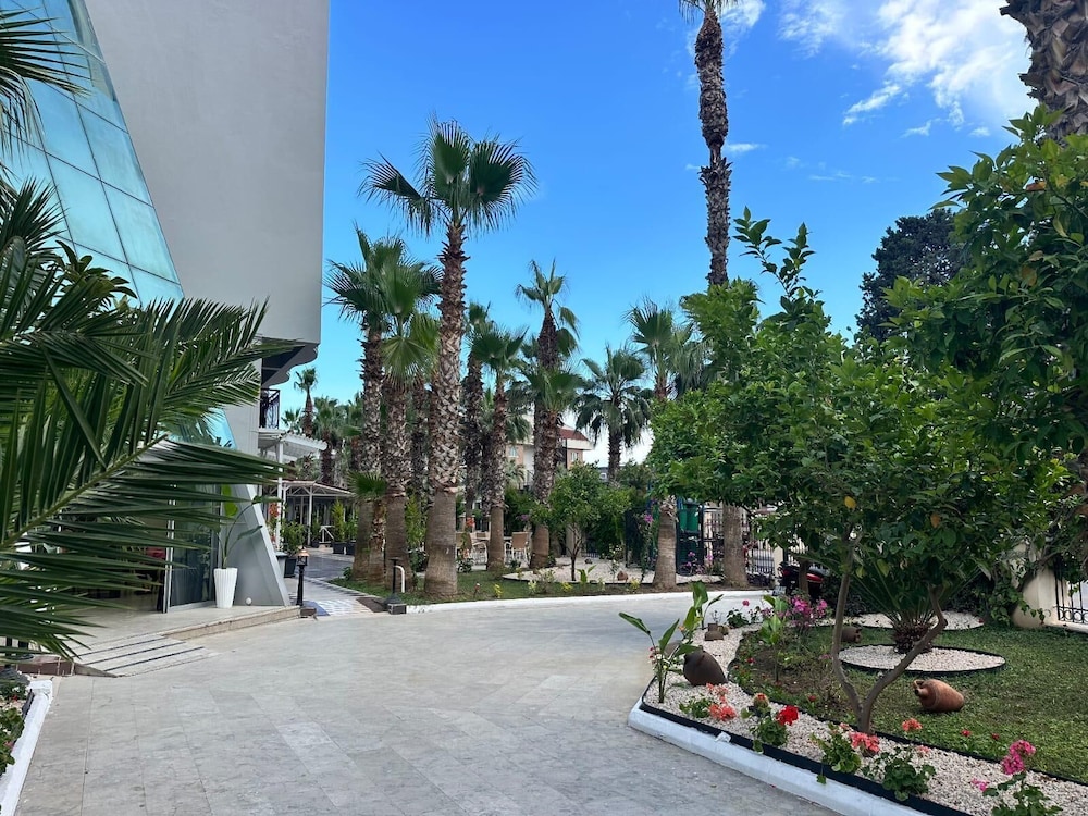 Larissa Inn 45/50