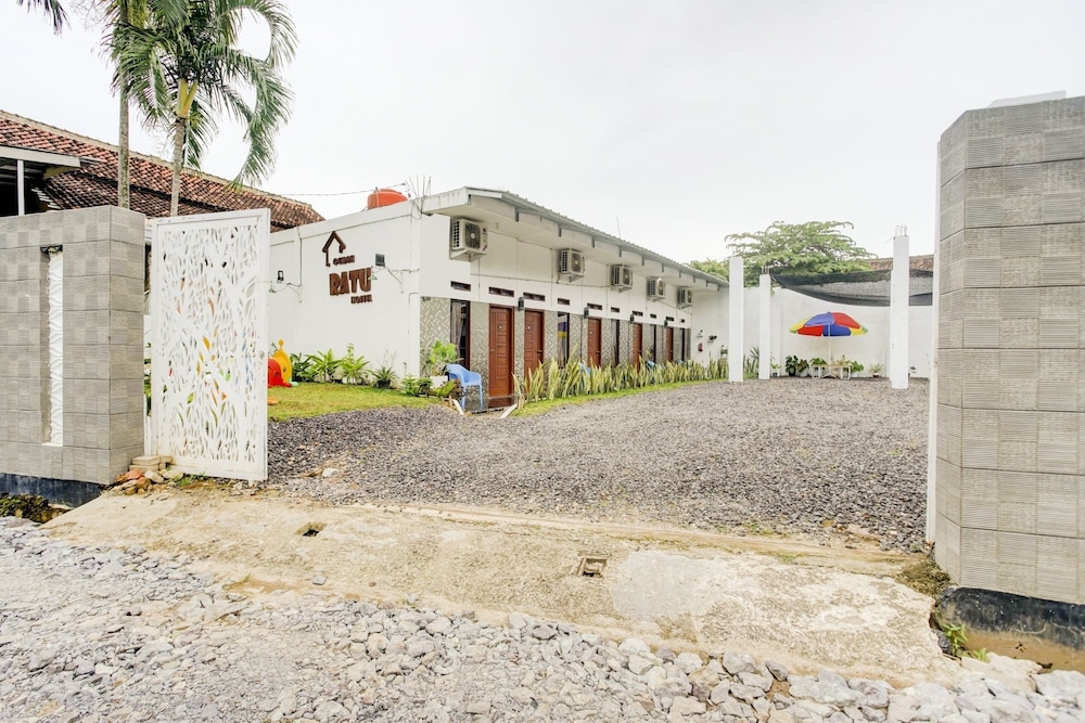 OYO 90124 Oemah Ratu Hostel Syariah 22/28