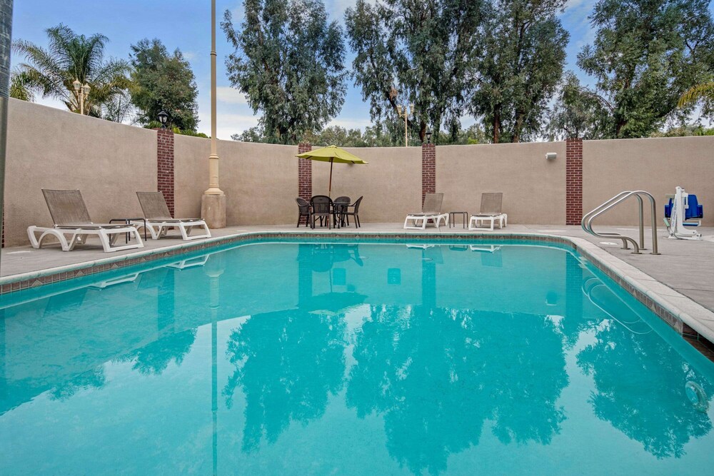 La Quinta Inn Suites Temecula 20/26
