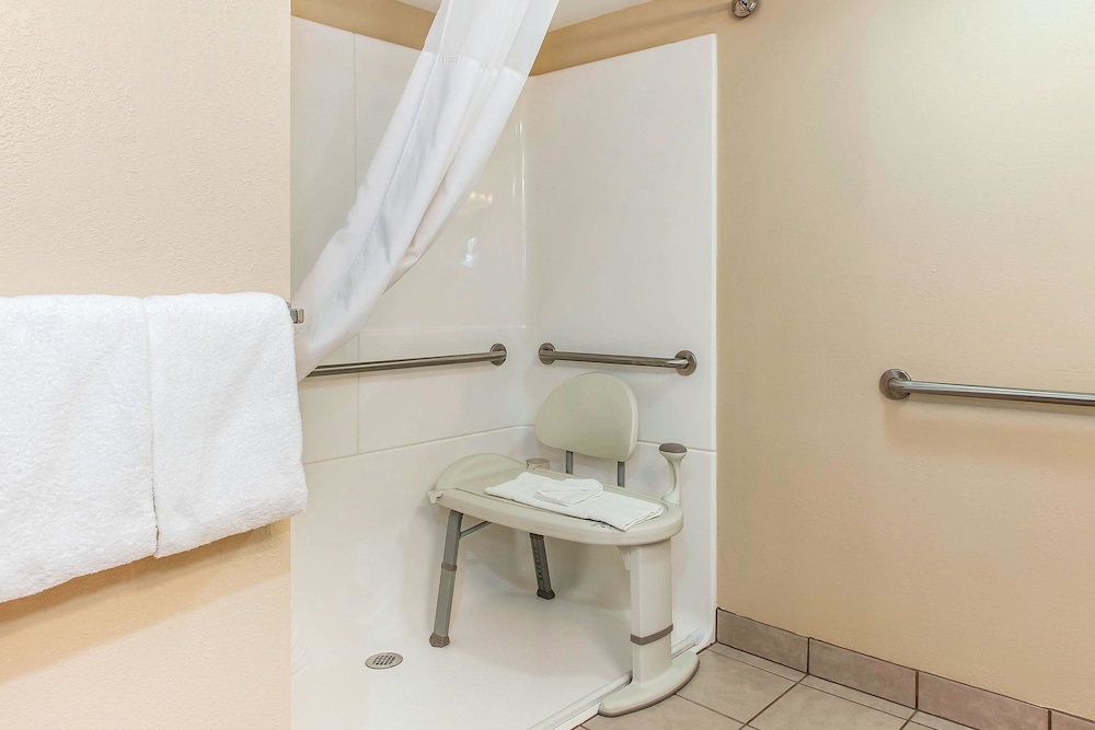 غرفة بسرير كوين لذوي الإعاقة، Quality Inn Findlay 7/7