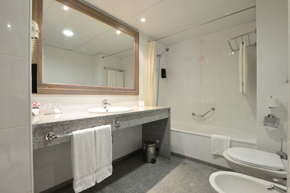 Holiday Inn Algarve Albufeira by IHG 13/79
