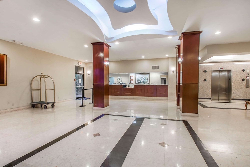 North Miami Beach Gardens Inn & Suites 16/42