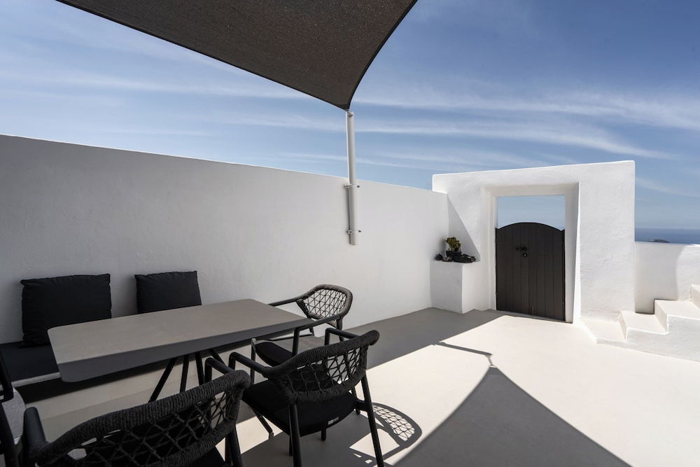 Aqua Luxury Suites 67/75