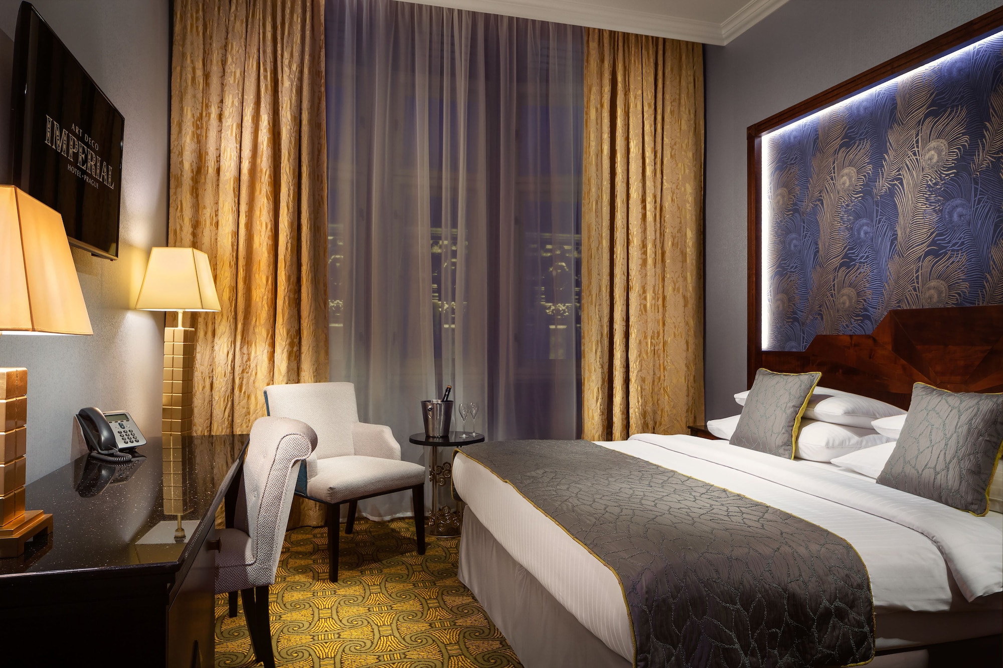 DELUXE, DOUBLE BED