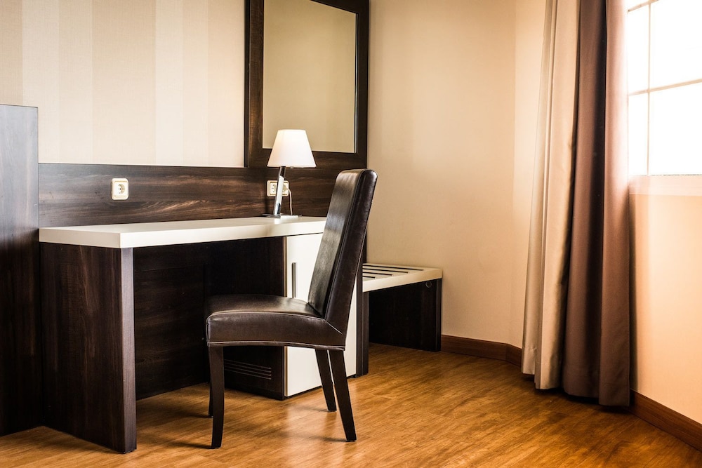 Hotel Triana 38/46