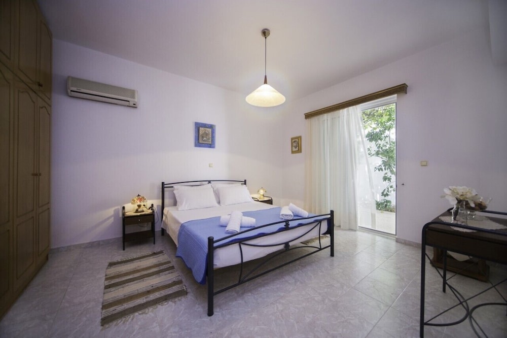2 BEDROOMS, HOUSE, SEA VIEW, PRIVATE GARDEN
