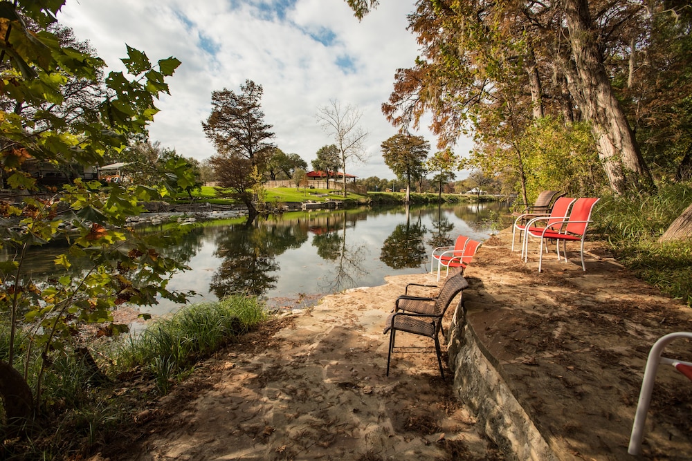 Gruene River Hotel & Retreat 40/50