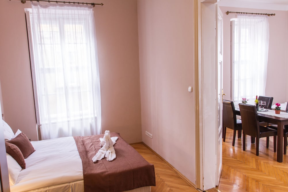 Central Hotel 21 34/54
