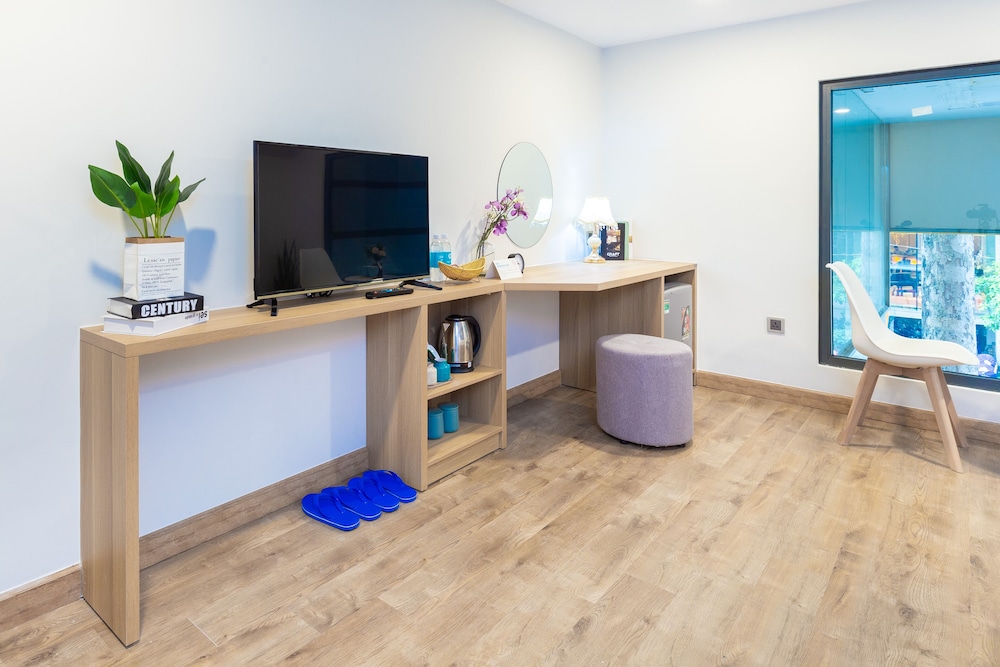 SAZI Resin Hotel - Free Nails/HairWash 8/50