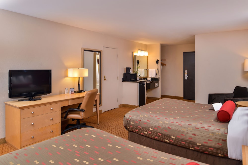 Clackamas Inn Suites 8/42