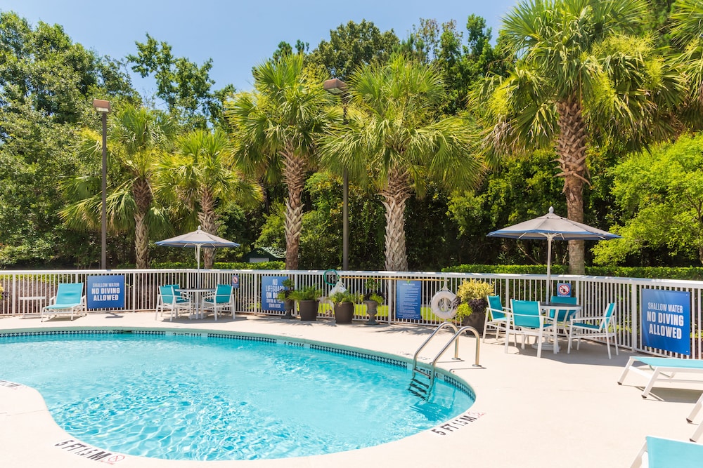 Holiday Inn Express Charleston US Hwy 17 & I-526 2/77