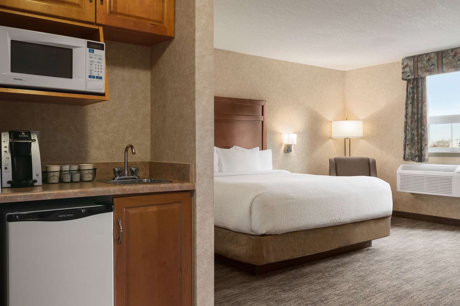 Days Inn and Suites by Wyndham Brooks 8/34