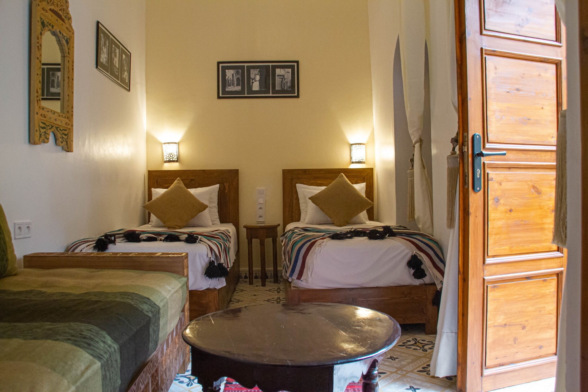 ROOM, TWIN BEDS