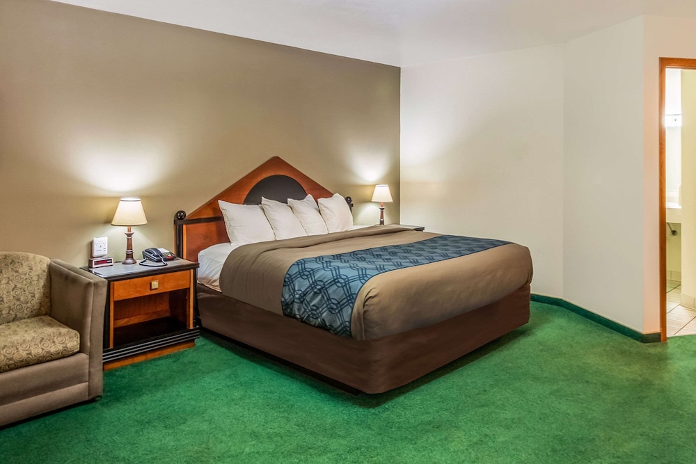 Econo Lodge Waupaca 8/35