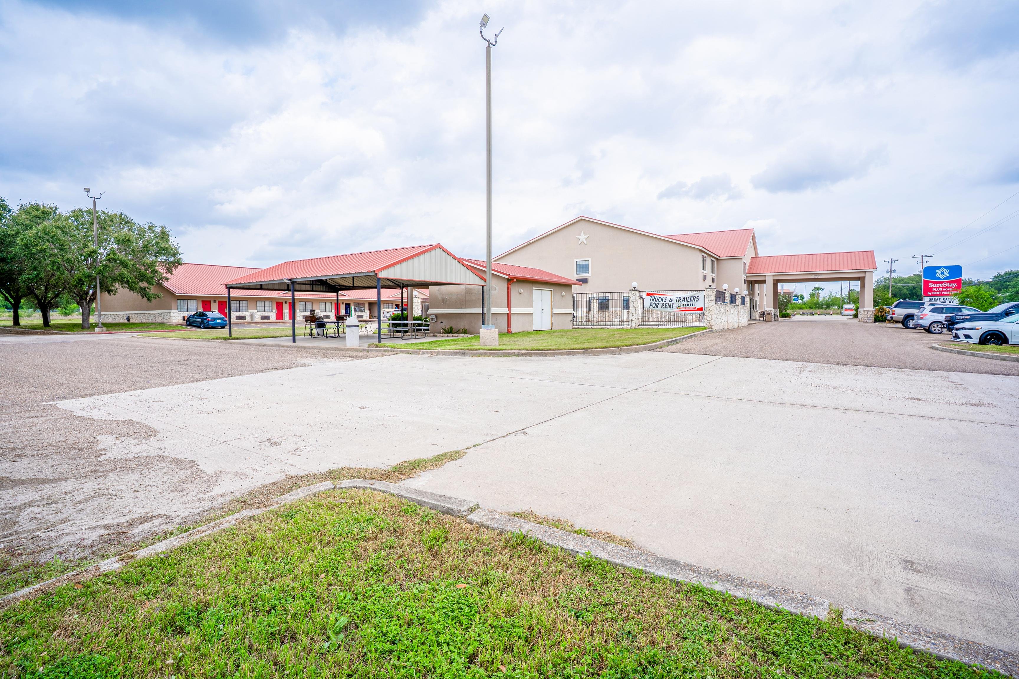 Days Inn & Suites by Wyndham Beeville 36/42