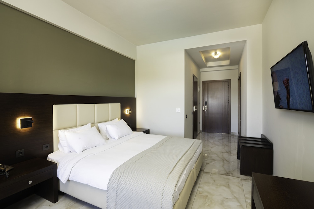 SUPERIOR, DOUBLE BED, POOL VIEW