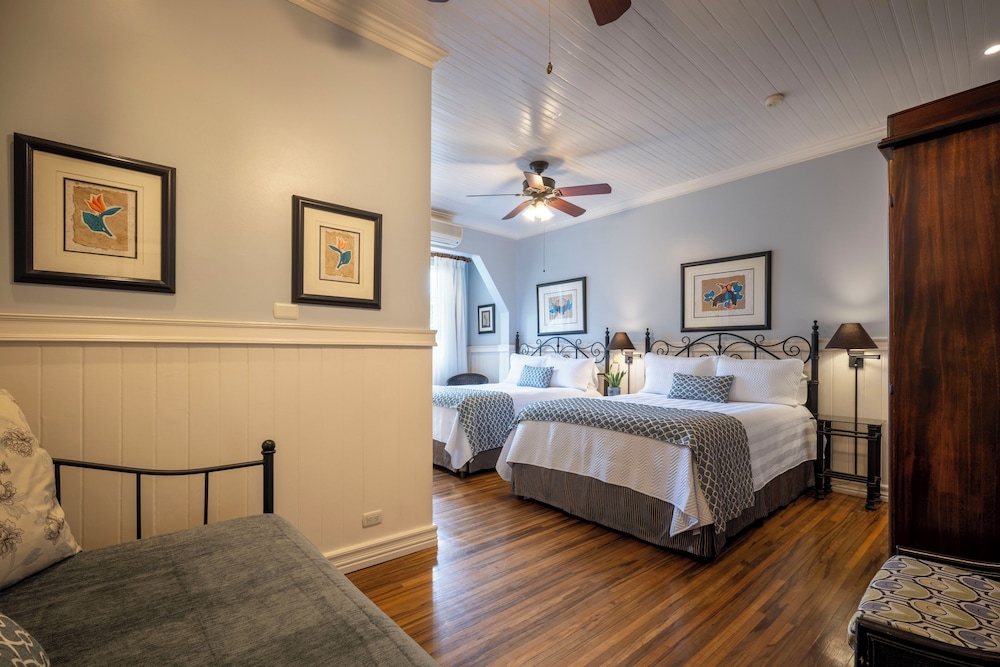 DELUXE, 2 QUEEN BEDS