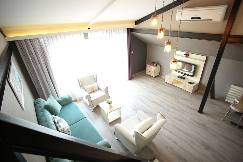 La Casa Suites 12/34