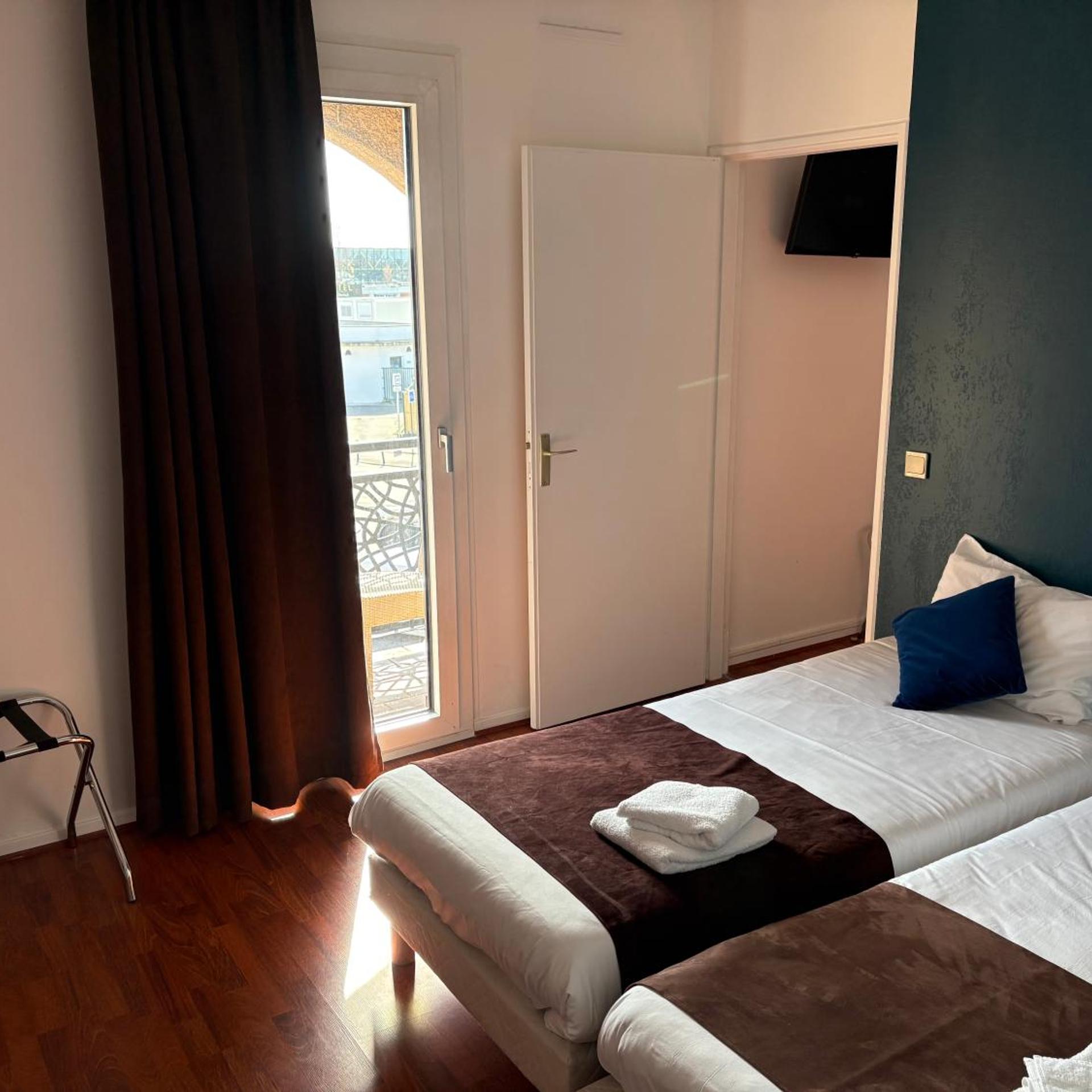 ROOM, QUADRUPLE