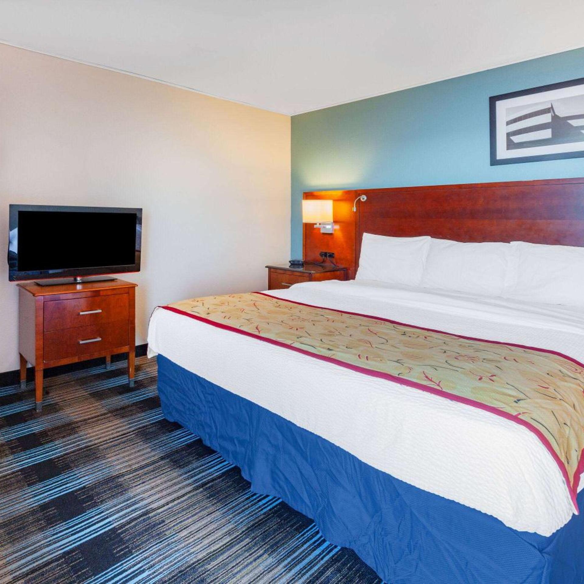1 Bedroom, Suite, 1 King and 2 Queen Beds, Lake Front, Balcony