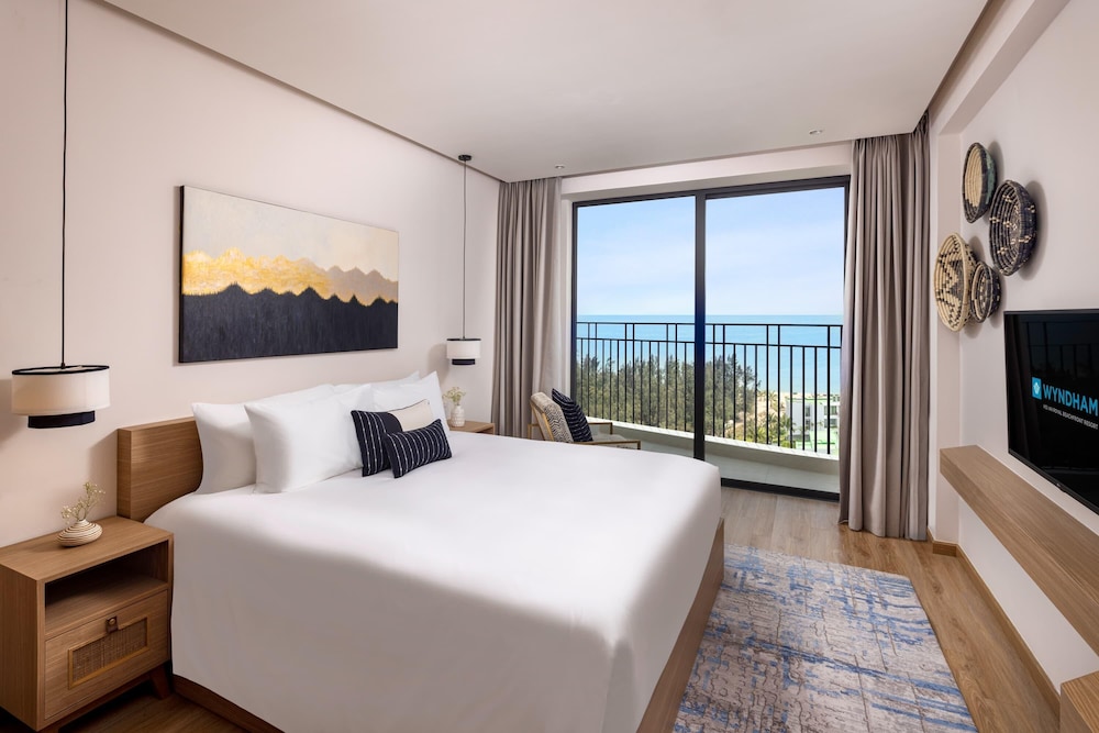 Wyndham Royal Beachfront Resort & Spa Hoi An Danang 19/59